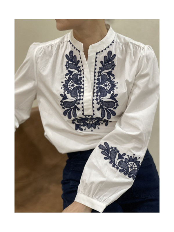 Chemise col officier avec plastron et bas de manches brodées
