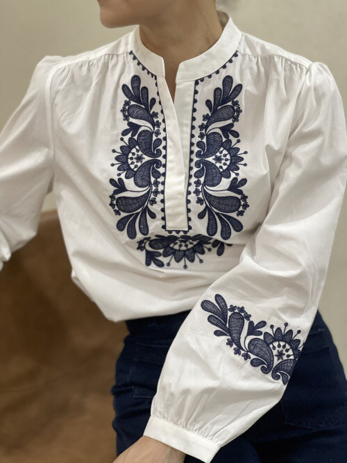 Chemise col officier avec plastron et bas de manches brodées