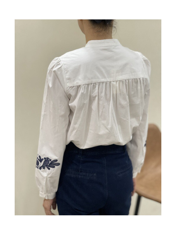 Chemise col officier avec plastron et bas de manches brodées