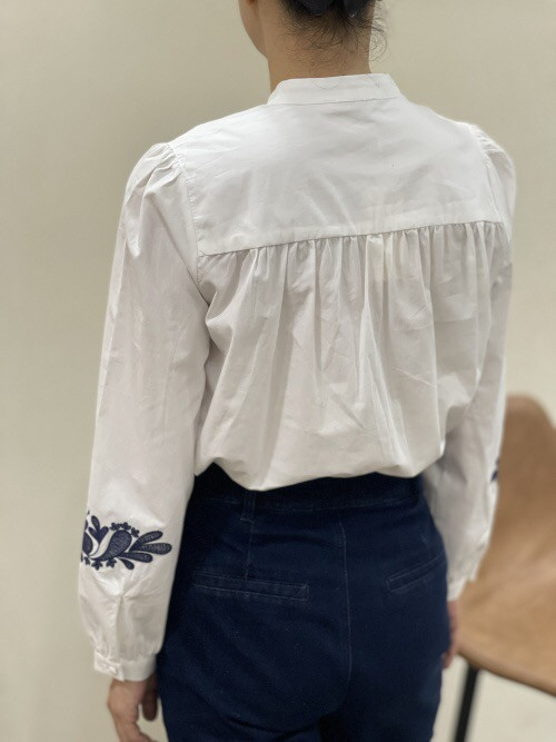 Chemise col officier avec plastron et bas de manches brodées