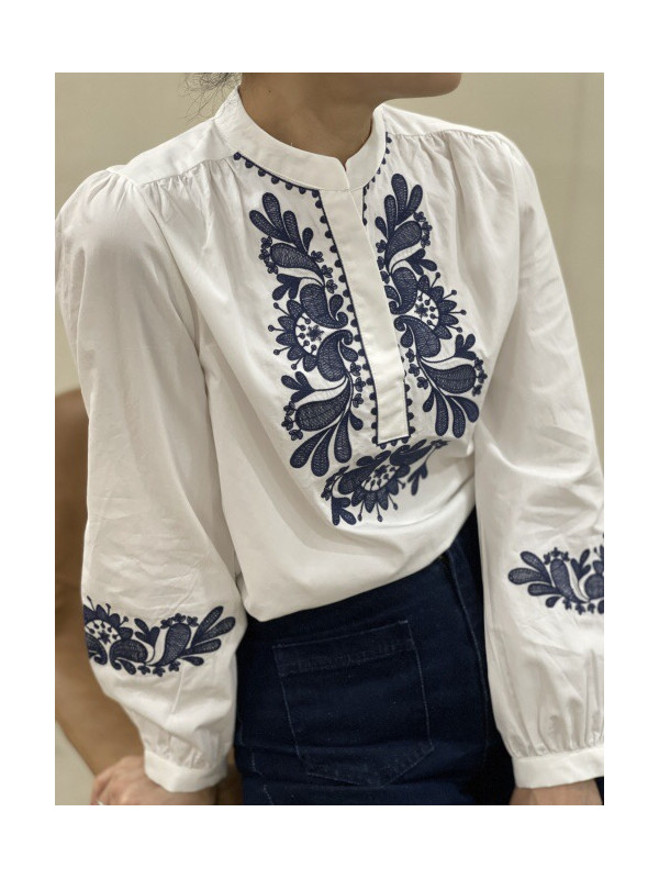 Chemise col officier avec plastron et bas de manches brodées