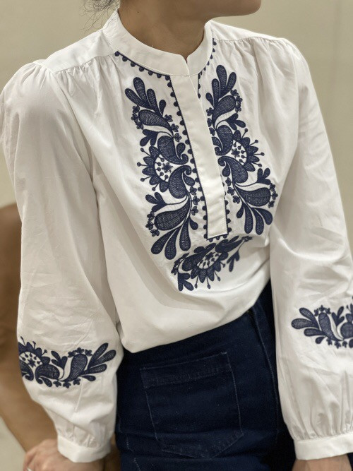 Chemise col officier avec plastron et bas de manches brodées
