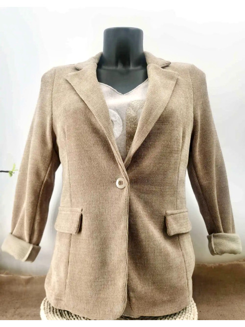 Veste souple en velours fermée par un bouton