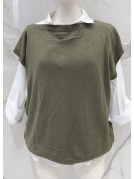 Pull et chemise superposés