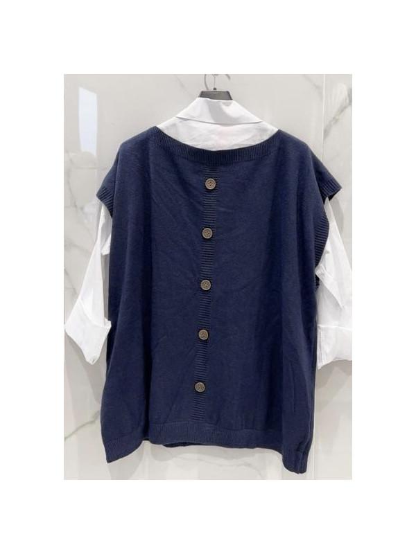 Pull et chemise superposés