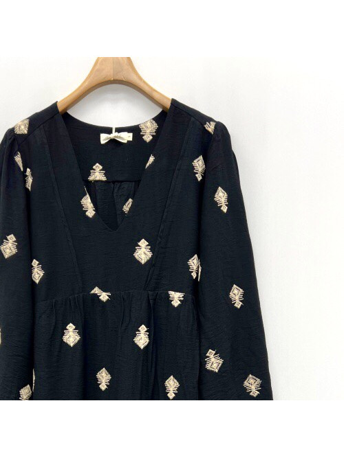 Robe courte col V motifs brodés