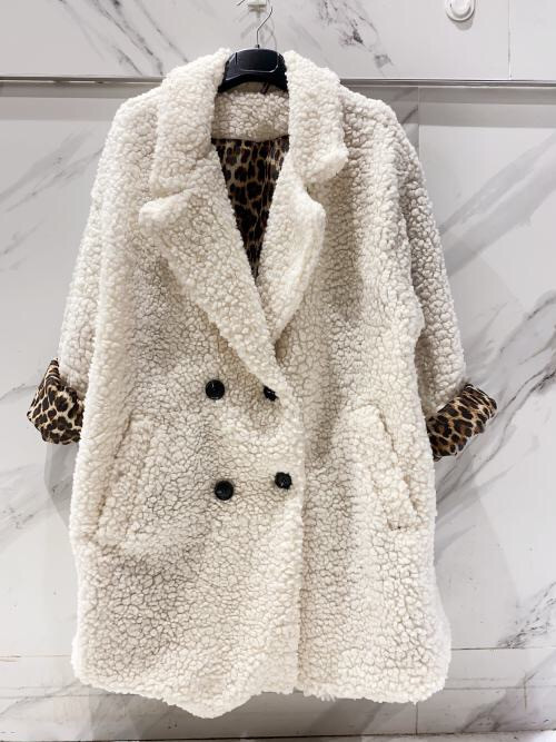 Manteau longueur midi en teddy avec deux poches côtés