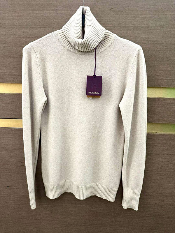 Pull col roulé manches longues avec petits boutons