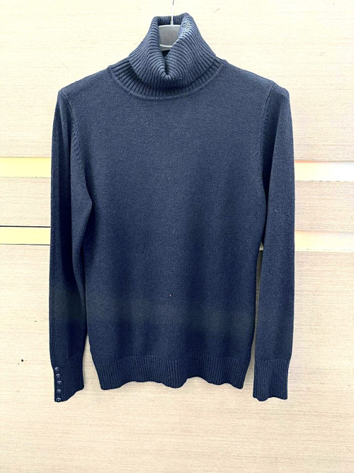 Pull col roulé manches longues avec petits boutons