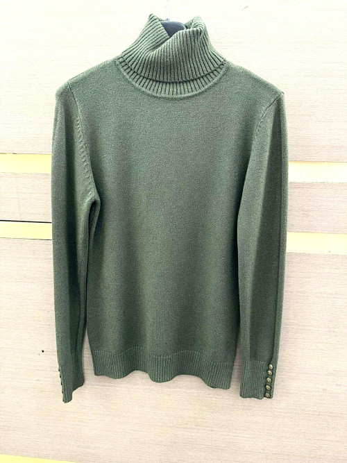Pull col roulé manches longues avec petits boutons
