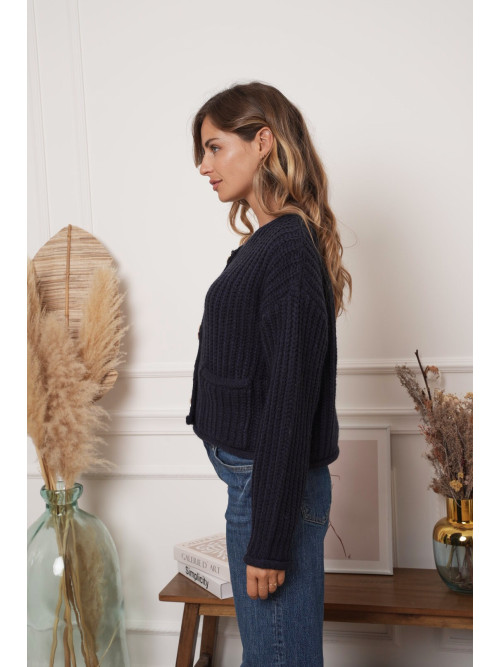 Gilet cropped manches longues gros boutons dorés martelés