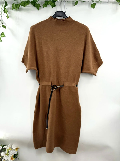 Robe courte en maille col montant ceinturée