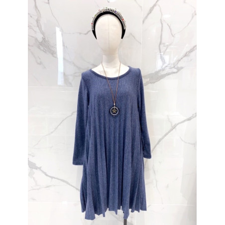 Robe en jersey plissé, décolleté arrond, manches longues, longueur midi et collier.