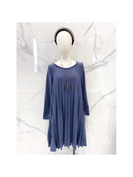 Robe en jersey plissé, décolleté arrond, manches longues, longueur midi et collier.