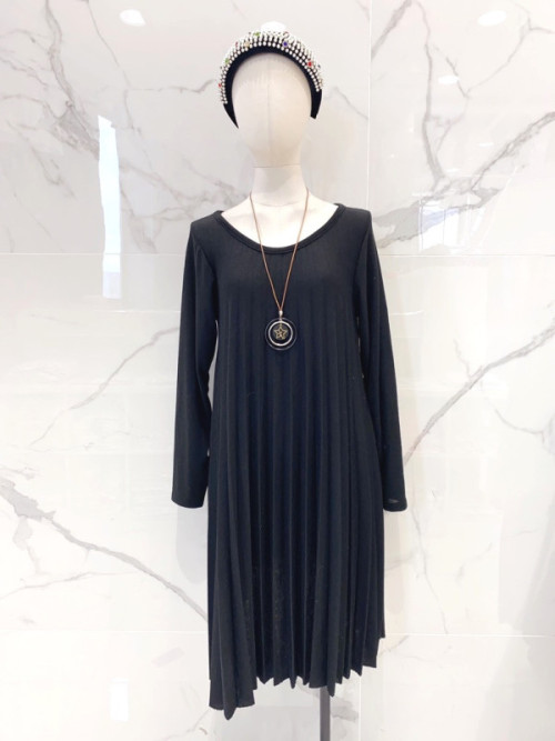 Robe en jersey plissé, décolleté arrond, manches longues, longueur midi et collier. Robe en jersey plissé, décolleté arrond, manches longues, longueur midi et collier.