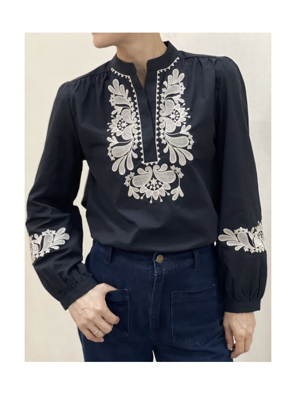 Chemise col officier avec plastron et bas de manches brodées