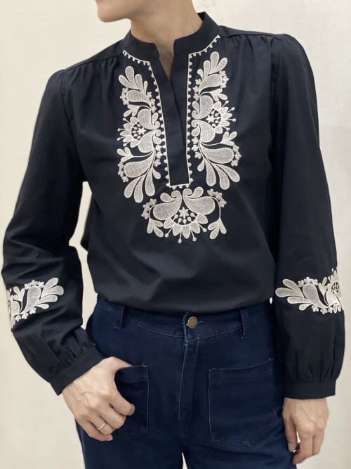 Chemise col officier avec plastron et bas de manches brodées