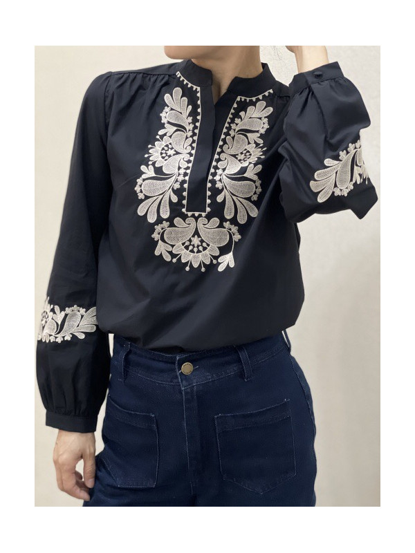 Chemise col officier avec plastron et bas de manches brodées