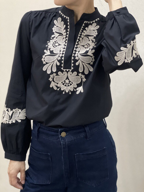 Chemise col officier avec plastron et bas de manches brodées