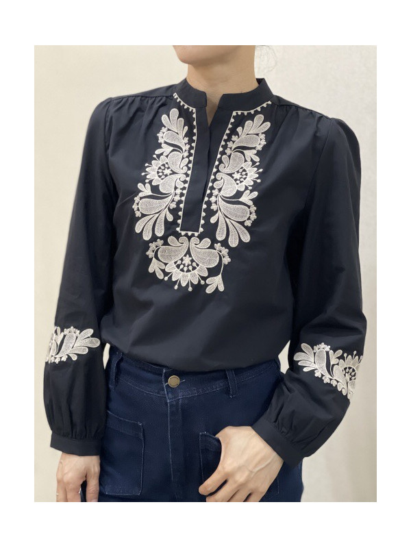 Chemise col officier avec plastron et bas de manches brodées