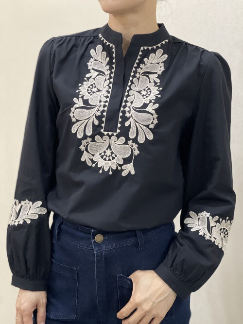 Chemise col officier avec plastron et bas de manches brodées