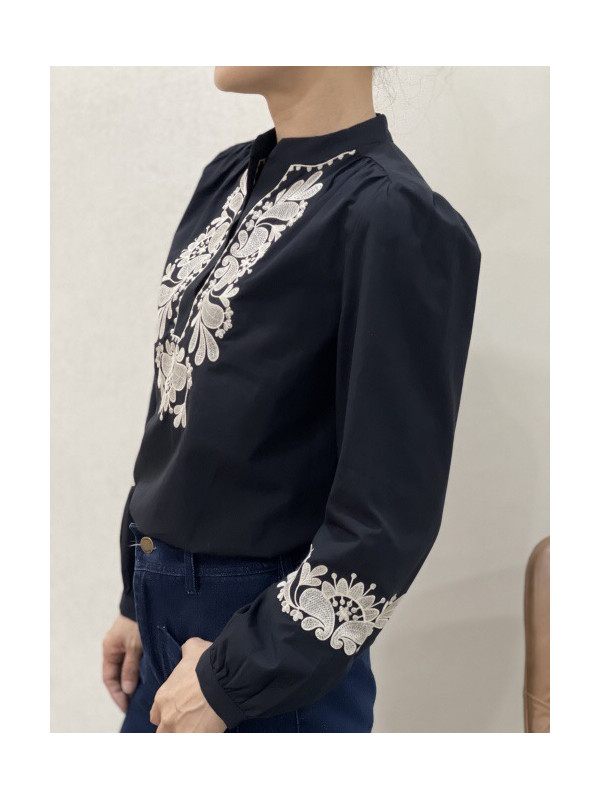 Chemise col officier avec plastron et bas de manches brodées