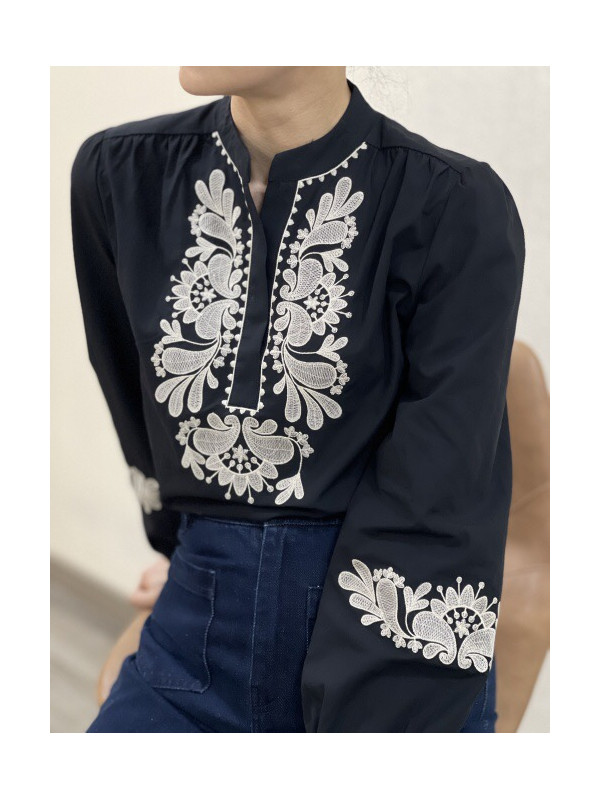 Chemise col officier avec plastron et bas de manches brodées