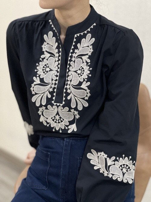 Chemise col officier avec plastron et bas de manches brodées