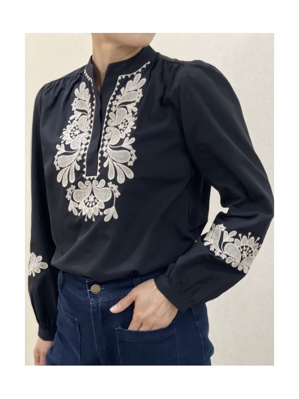 Chemise col officier avec plastron et bas de manches brodées
