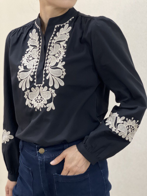 Chemise col officier avec plastron et bas de manches brodées