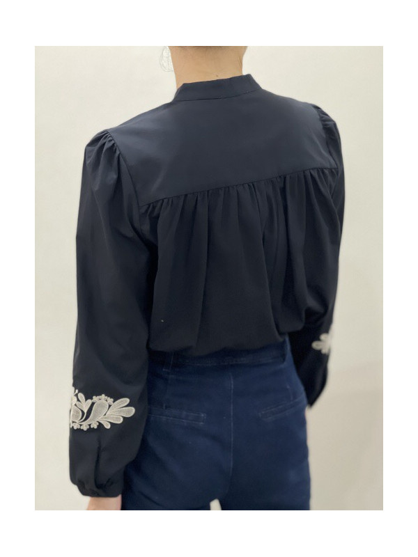 Chemise col officier avec plastron et bas de manches brodées