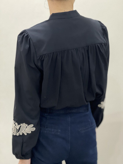Chemise col officier avec plastron et bas de manches brodées