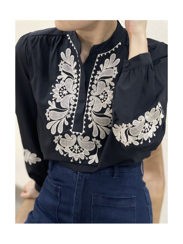 Chemise col officier avec plastron et bas de manches brodées