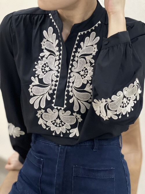 Chemise col officier avec plastron et bas de manches brodées