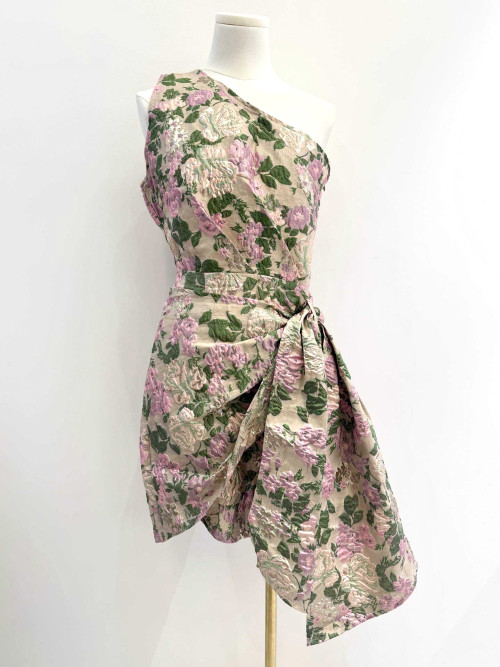 Robe courte décolleté asymétrique en tissu broché fleuri