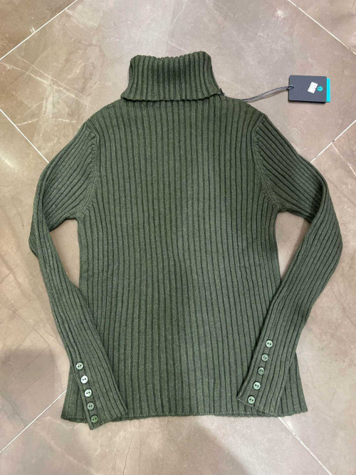 Pull côtelé col roulé manches longues avec petits boutons