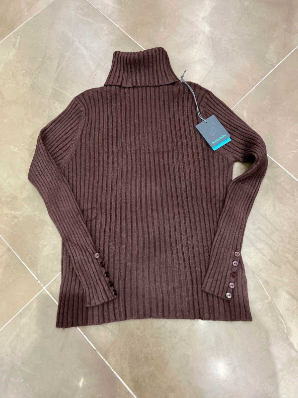 Pull côtelé col roulé manches longues avec petits boutons