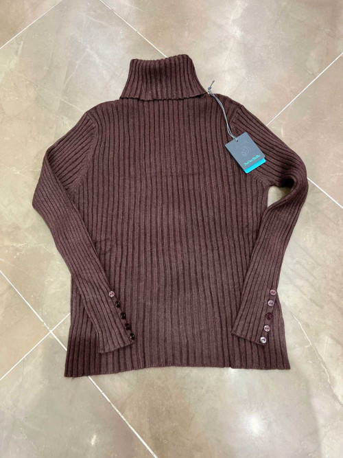 Pull côtelé col roulé manches longues avec petits boutons