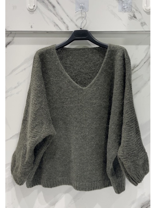 Pull col V droit manches longues.