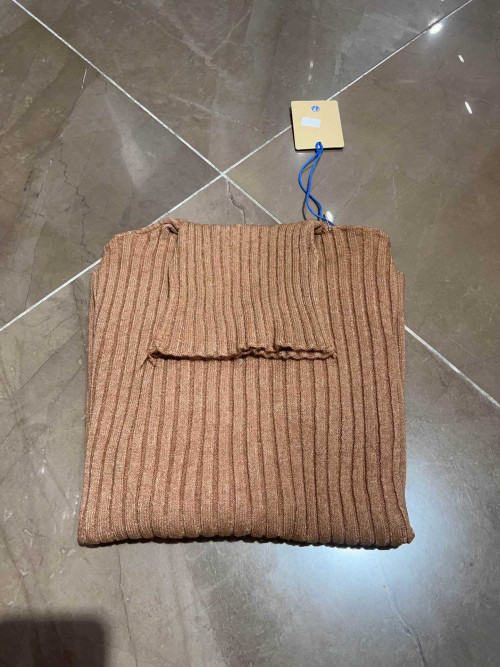 Pull côtelé col roulé manches longues avec petits boutons