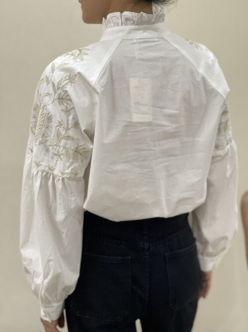 Chemise brodée fleurs épaule