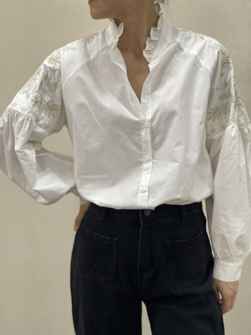Chemise brodée fleurs épaule