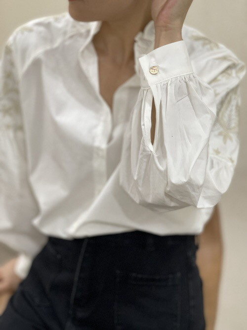 Chemise brodée fleurs épaule