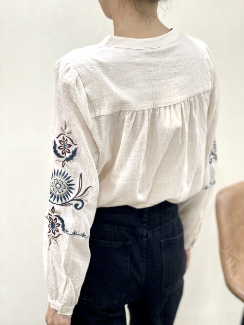 Chemise manches longues brodées fleurs
