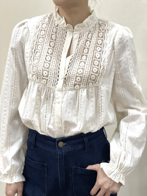 Chemise brodée col volanté plastron guipure
