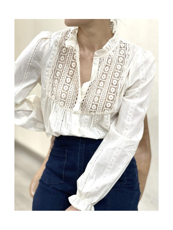 Chemise brodée col volanté plastron guipure