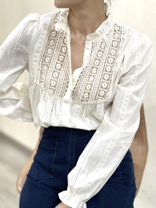Chemise brodée col volanté plastron guipure