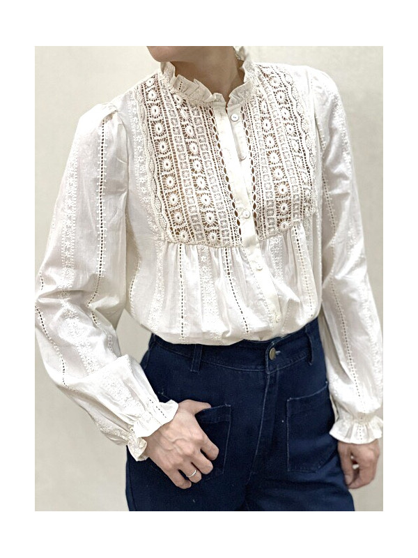 Chemise brodée col volanté plastron guipure
