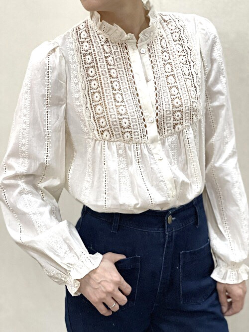 Chemise brodée col volanté plastron guipure