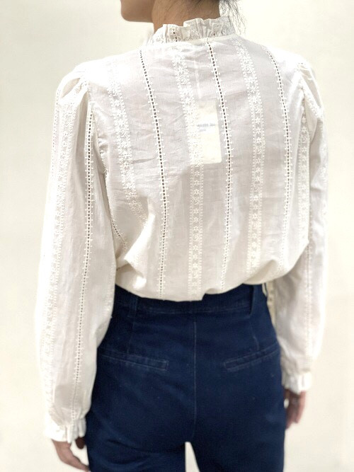 Chemise brodée col volanté plastron guipure
